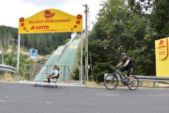 Vorbei an der Schanzenanlage Oberhof